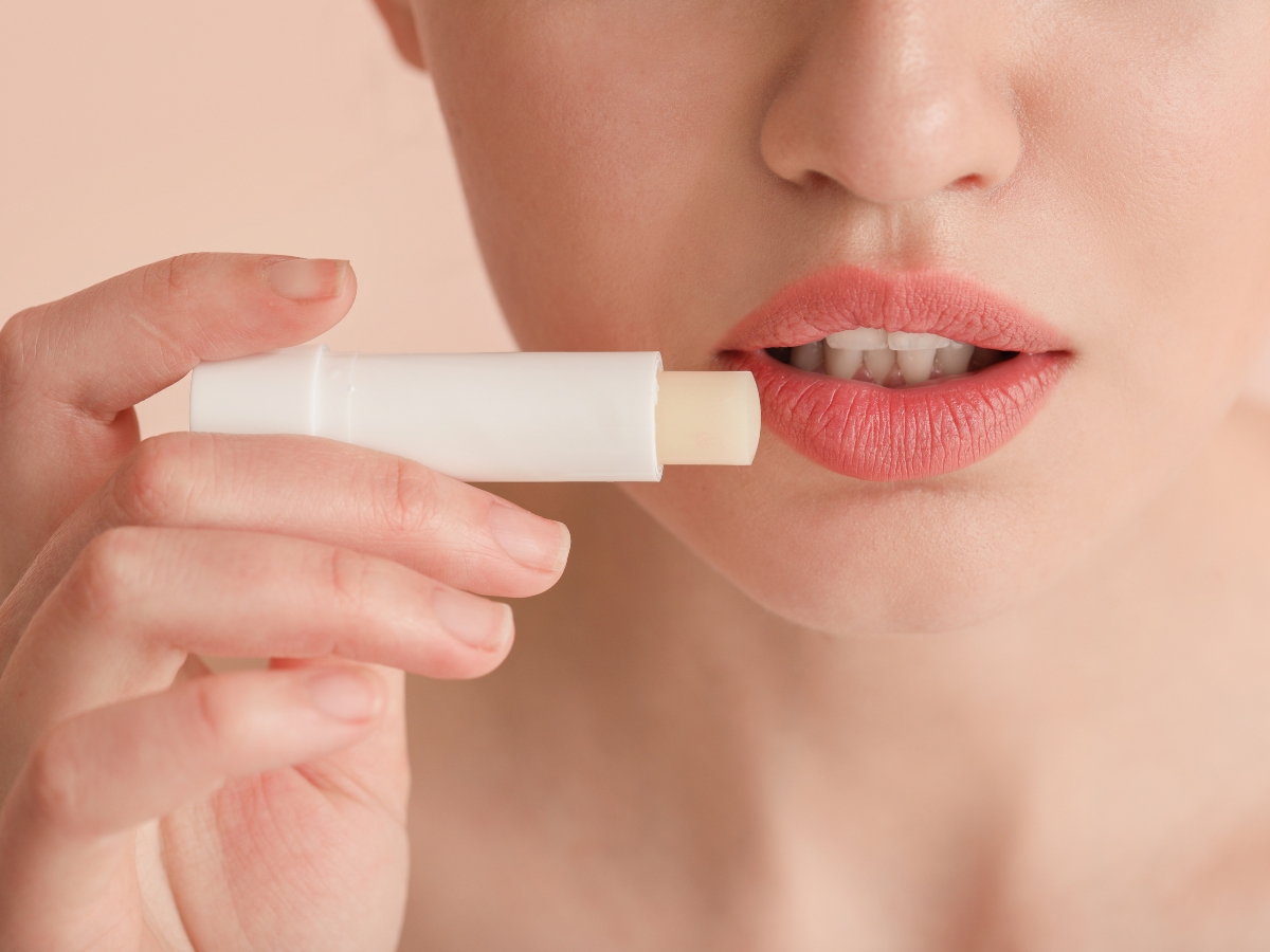 DIY Φυσικό Lip Balm με Κακάο και Μέλι: Η Συνταγή για Απαλά και Ενυδατωμένα Χείλη