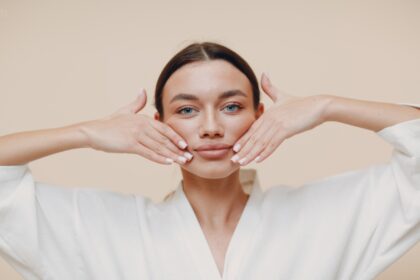 Face Yoga: Το Μυστικό για Φυσική Αντιγήρανση