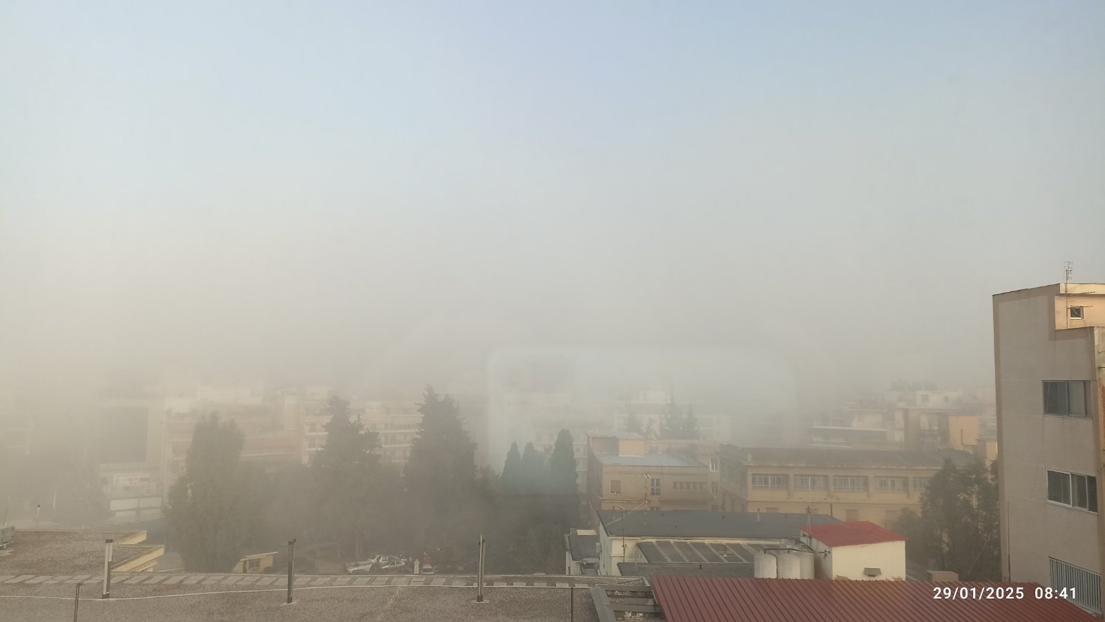 Ομίχλη σκέπασε την Αθήνα: Φωτογραφίες από την 