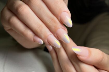 Baby Chrome Nails: Το απαλό, λαμπερό μανικιούρ που κατακτά το 2025