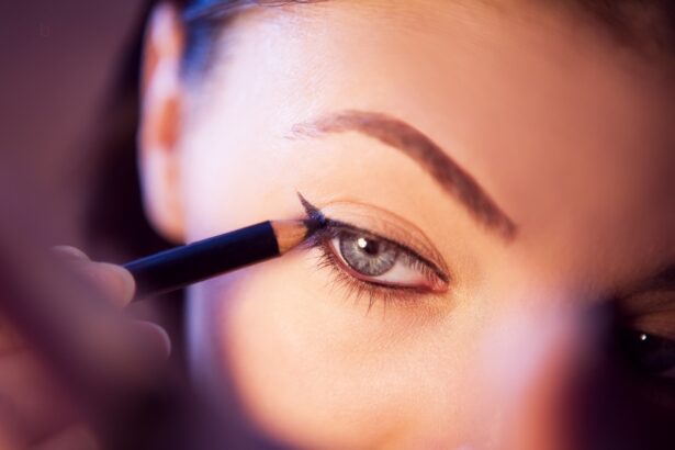 Graphic Eyeliner: Πώς να Δημιουργήσεις Τολμηρά και Trendy Looks