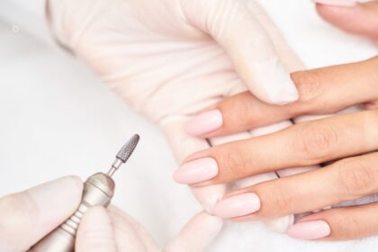 Minimal Nails: Οι πιο κομψές ιδέες για διακριτικό μανικιούρ