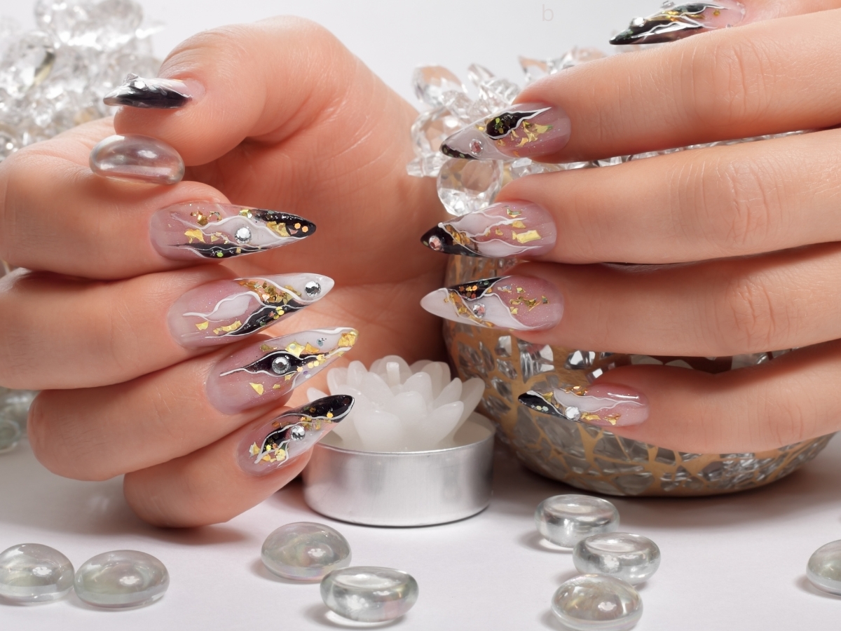 Party Nails: Πώς να Δώσεις Super Λάμψη στα Νύχια σου