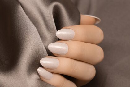 Satin Nails: Η Νέα και Σικ Φινετσάτη Τάση του 2025