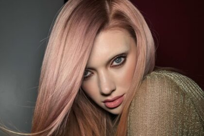 Glass Hair: Το Απόλυτο Sleek & Shiny Look – Πώς να το Πετύχεις στο Σπίτι