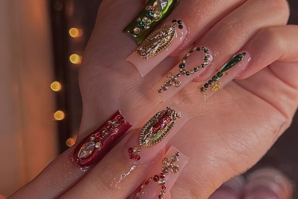 Goddess Nails: Πώς να Απογειώσετε το Μανικιούρ σας με Μεταλλικές Αποχρώσεις και Κοσμήματα για Θεϊκή Λάμψη!