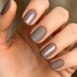 Monotone Magic Μανικιούρ: Η Δύναμη του Ενός Χρώματος σε Διαφορετικές Υφές