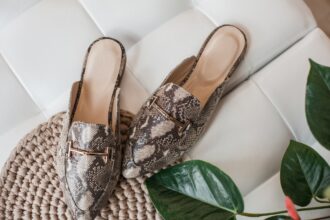 Η Επιστροφή των Mules: Πώς να τα Φορέσετε με Στυλ