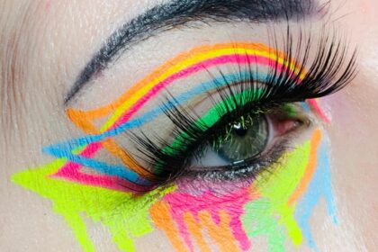 Neon Eyeliner: Προσθέτοντας Ένα Pop Χρώματος στο Καθημερινό Look Σου