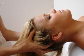 Το Scalp Facial Είναι το Νέο Facial – Και τα Μαλλιά σου θα το Λατρέψουν
