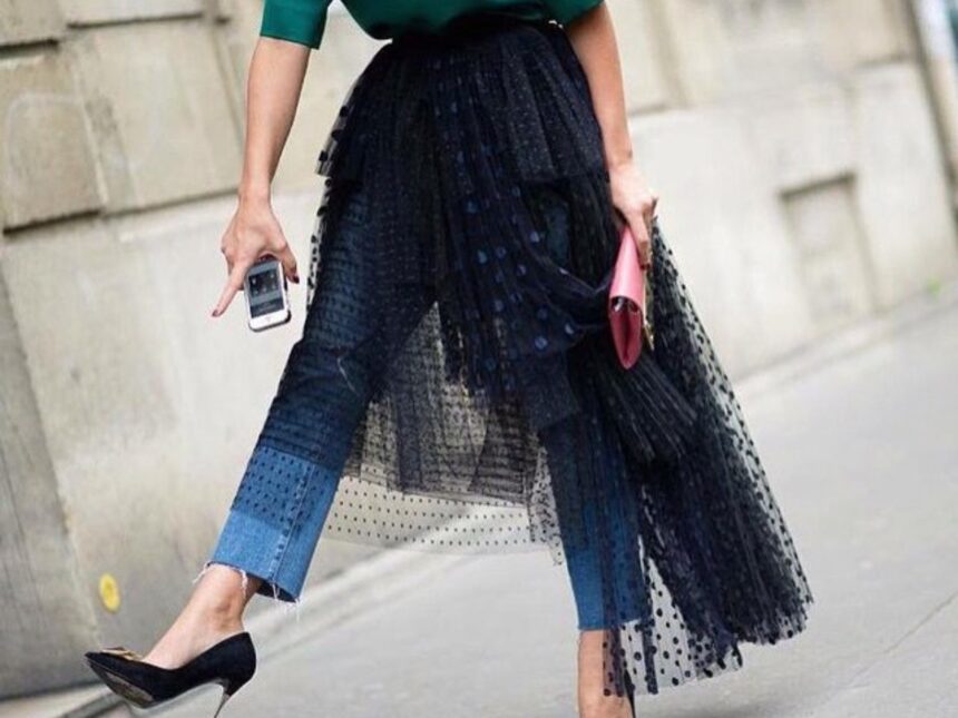Skirt over pants: η απρόσμενη τάση των 00s που επιστρέφει ανανεωμένη