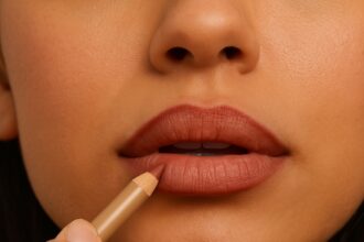 Pencil Lips: Το Lip Liner Επιστρέφει και Γίνεται ο Πρωταγωνιστής του Μακιγιάζ