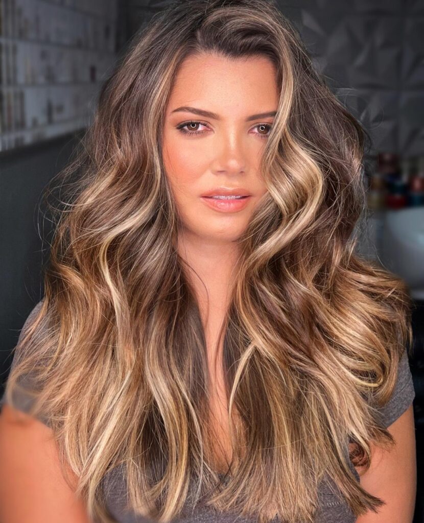 Η τάση του almond hair color για τον Δεκέμβριο