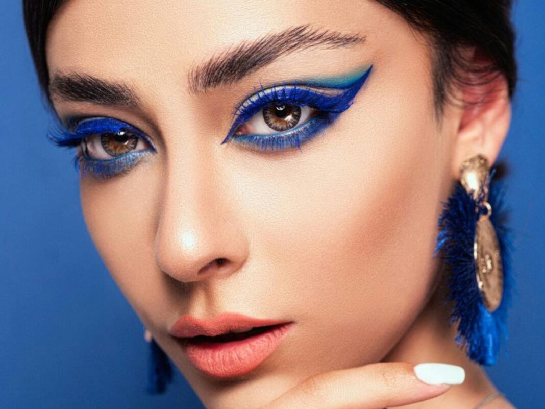 Midnight blue eyeliner, το νέο chic στο μακιγιάζ ματιών