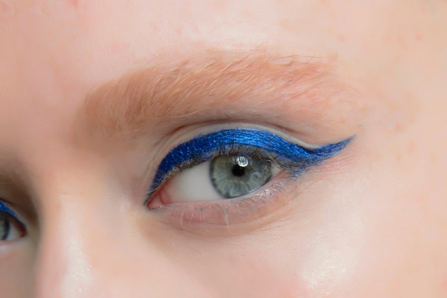 Midnight blue eyeliner, το νέο chic στο μακιγιάζ ματιών
