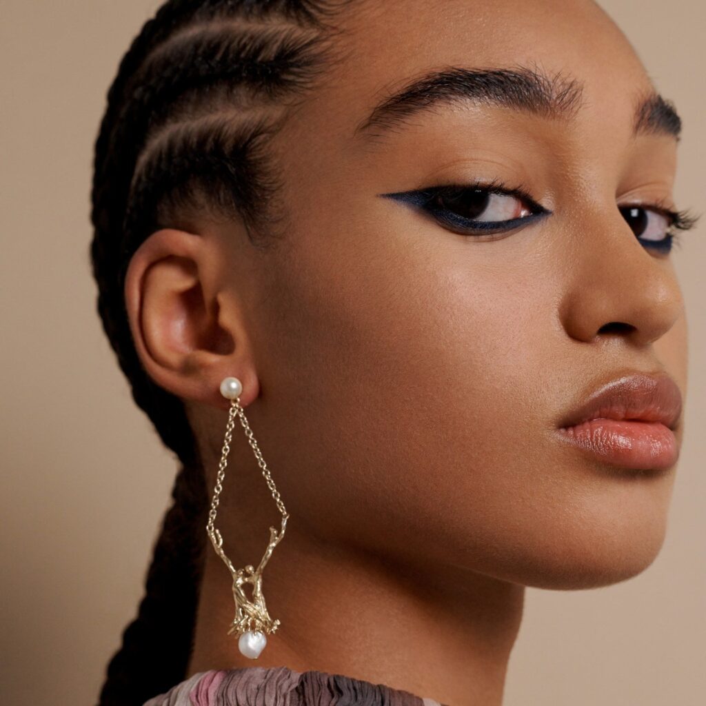 Midnight blue eyeliner, το νέο chic στο μακιγιάζ ματιών