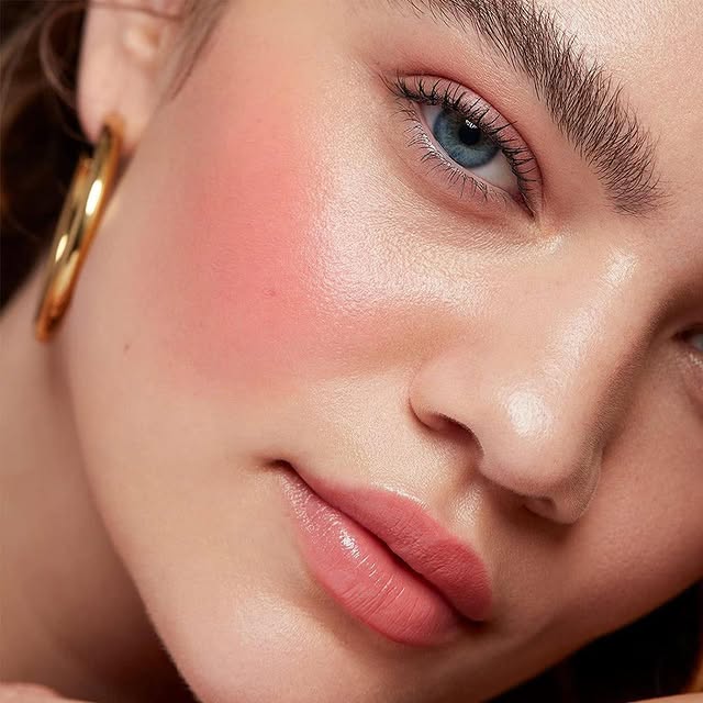 Το viral cream blush τρικ που δίνει φυσική λάμψη