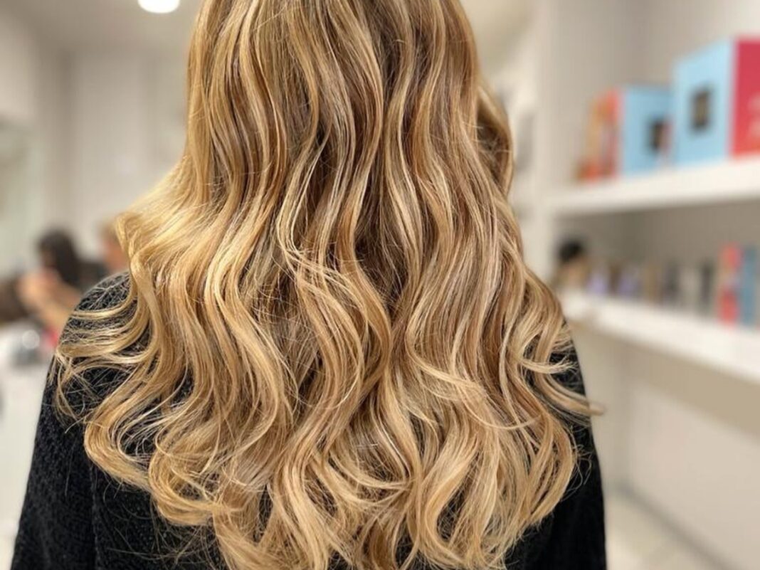 Honey Blond: το ζεστό ξανθό που θα λατρέψεις