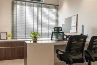 Η «ήσυχη αυτοπεποίθηση» γίνεται το νέο trend στη δουλειά