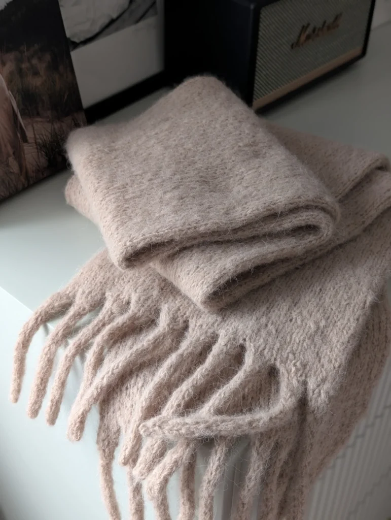 Τα χοντρά κασκόλ που είναι must αυτό το χειμώνα