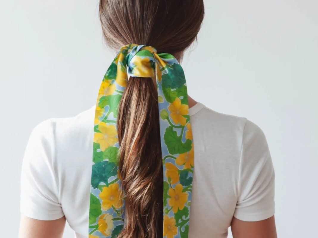 Οι oversized κορδέλες στα μαλλιά έρχονται ξανά στη μόδα