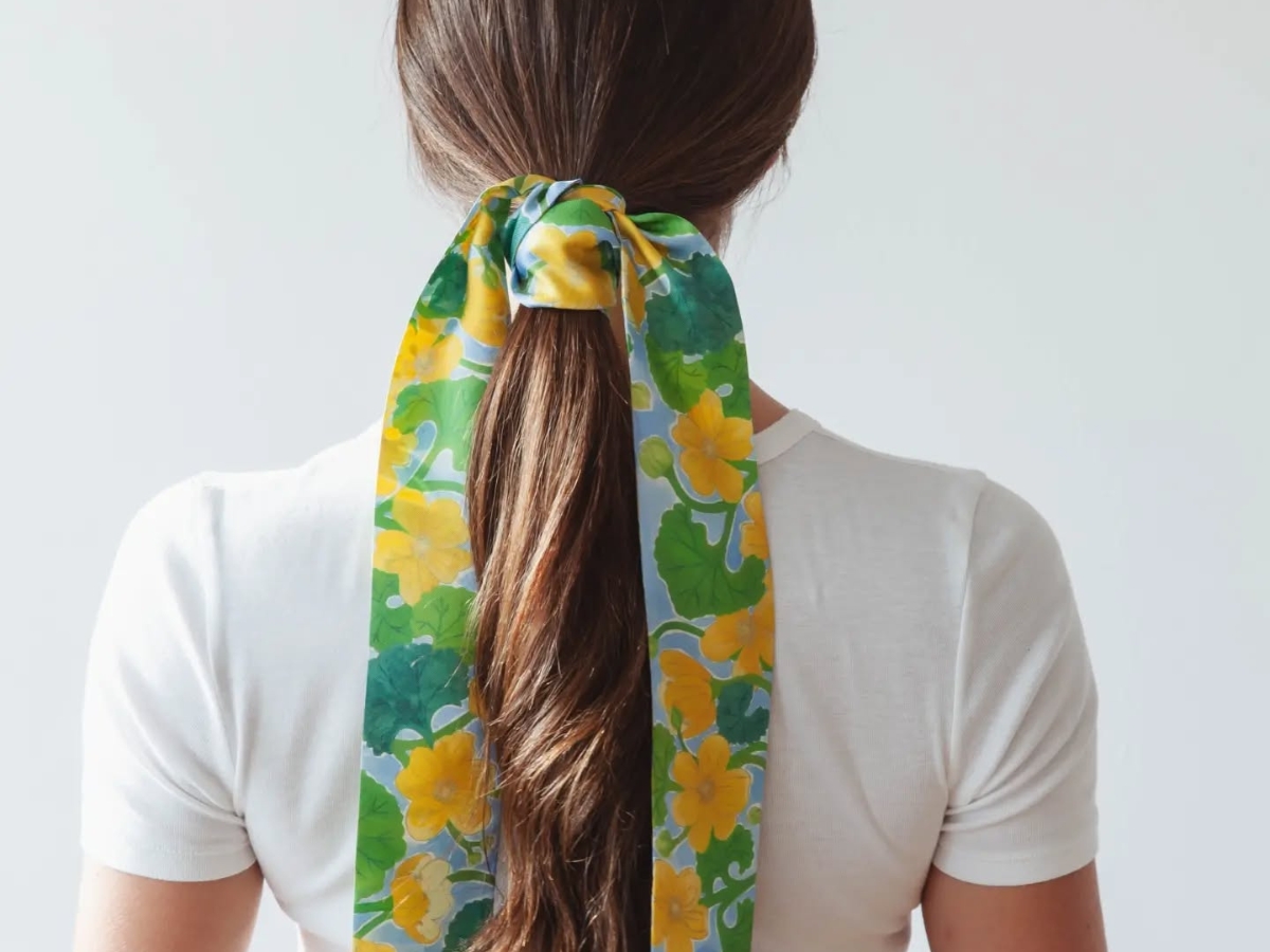 Οι oversized κορδέλες στα μαλλιά έρχονται ξανά στη μόδα