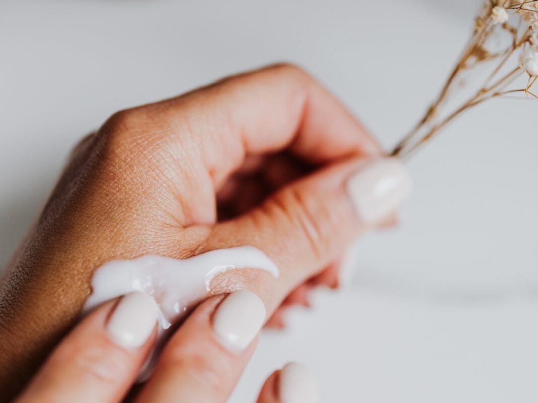 Πώς να περιποιηθείς ξηρή επιδερμίδα μετά τον ύπνο