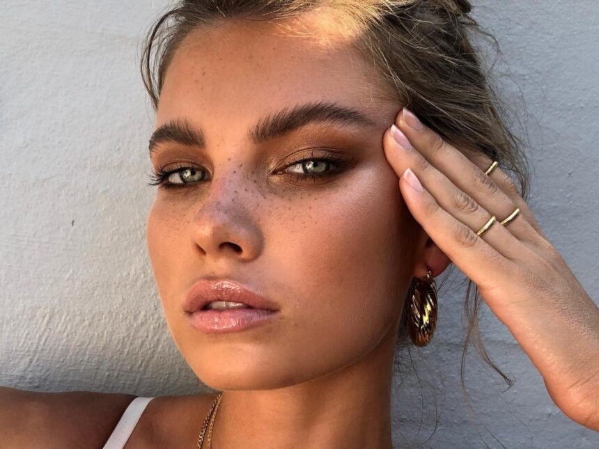 Το latte makeup look που επιστρέφει δυναμικά