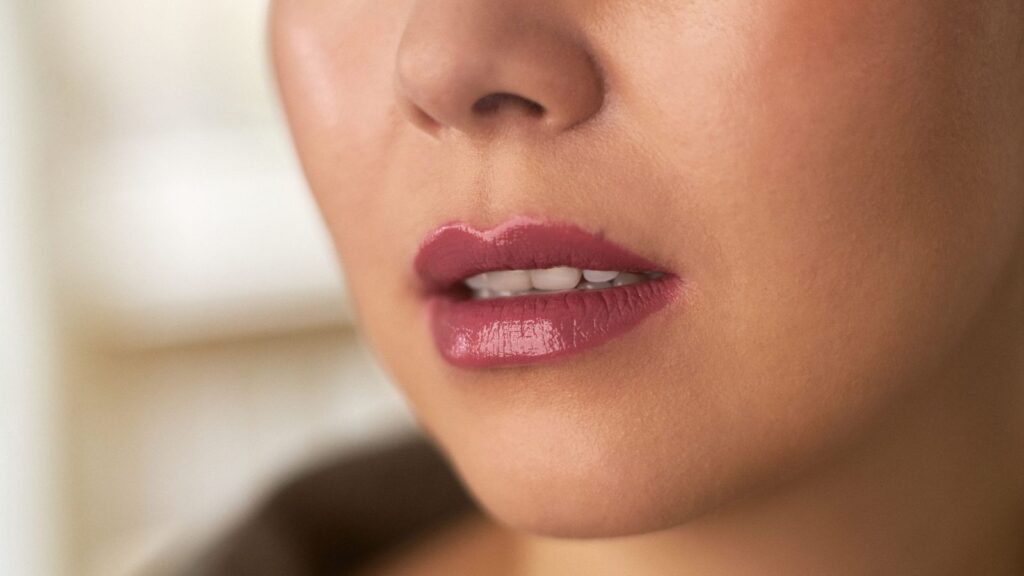 Lip Plumping Gloss: Όσα πρέπει να ξέρεις πριν το δοκιμάσεις