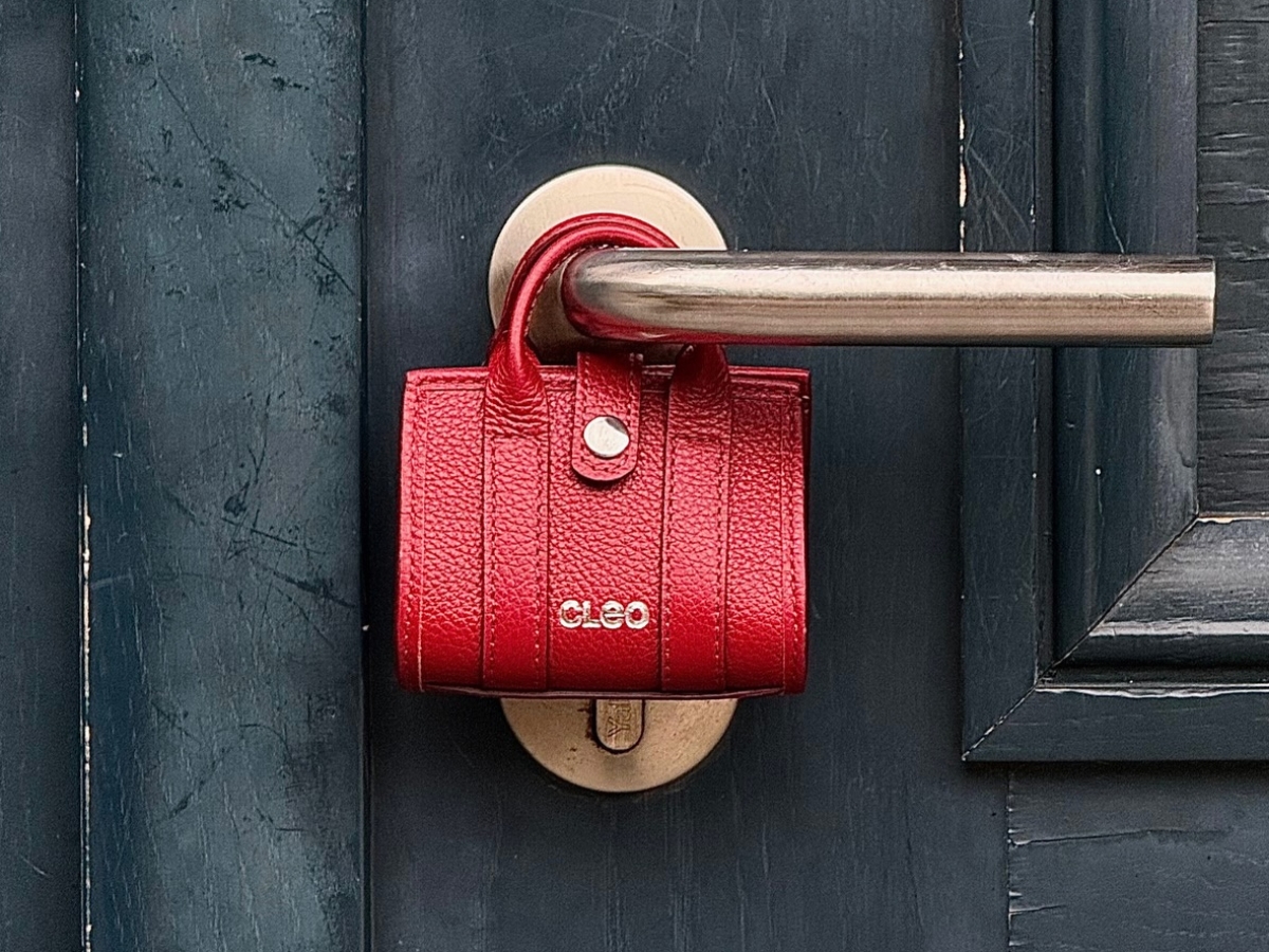 Το micro-bag comeback – γιατί όλες κρατούν μικροσκοπικές τσάντες