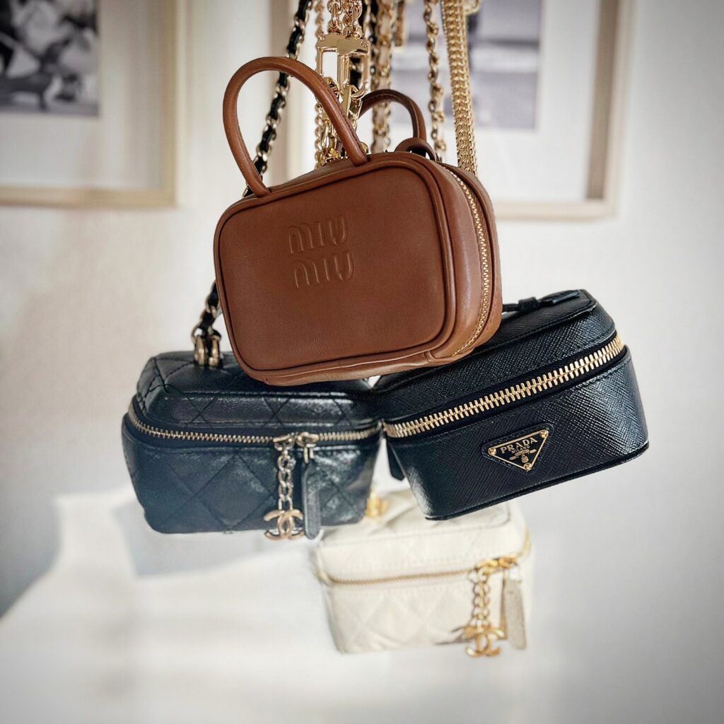 Το micro-bag comeback – γιατί όλες κρατούν μικροσκοπικές τσάντες