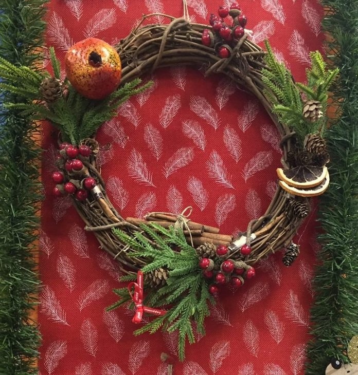 Viral τα minimal γιορτινά χριστουγεννιάτικα στεφάνια