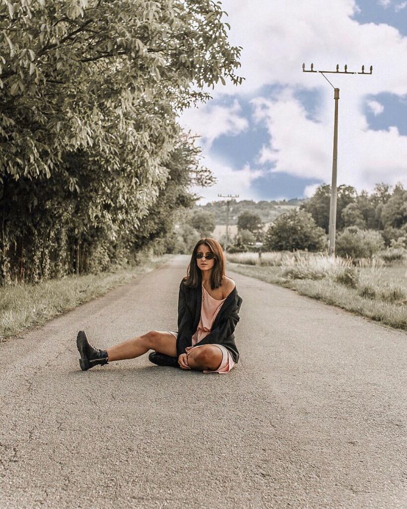 Πώς να συνδυάσεις πλεκτό φόρεμα με μπότες