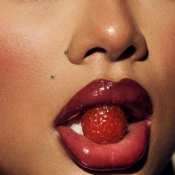 To red berry κραγιόν επιστρέφει δυναμικά το φετινό χειμώνα