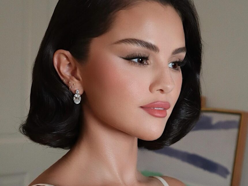 Η Selena Gomez παρουσιάζει νέο cozy look