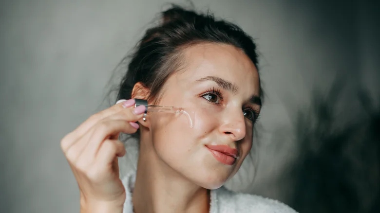 Viral skincare τρικ, layering με υαλουρονικό