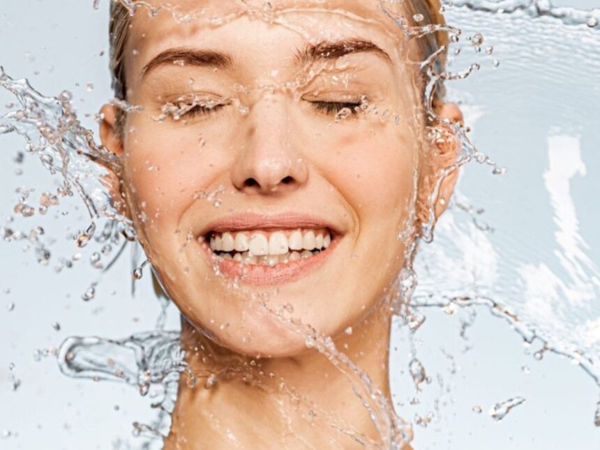 Viral skincare τρικ, layering με υαλουρονικό