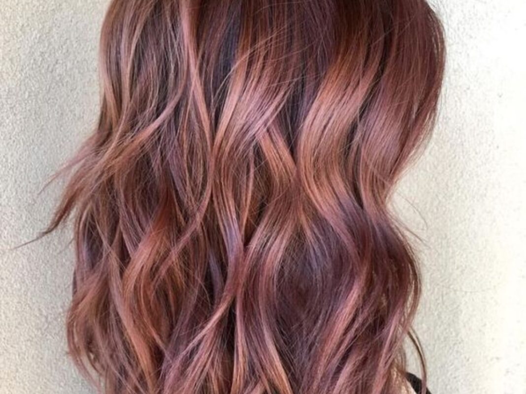 Το strawberry brunette γίνεται η αγαπημένη απόχρωση των διασήμων