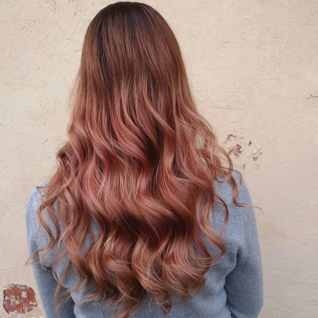 Το strawberry brunette γίνεται η αγαπημένη απόχρωση των διασήμων
