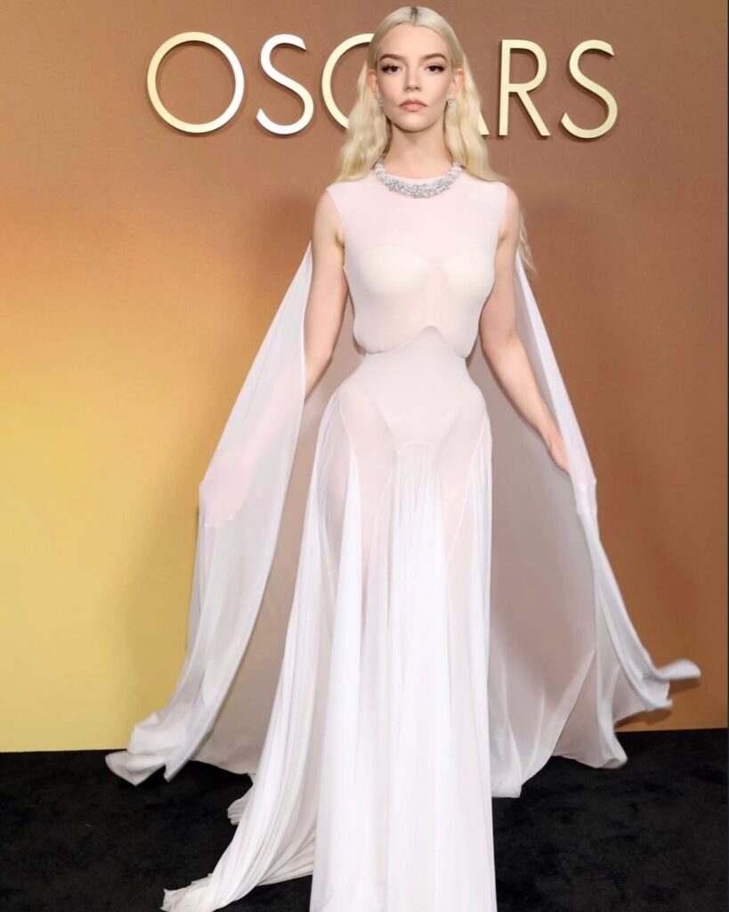 Η Anya Taylor Joy με τα πιο chic winter μαλλιά