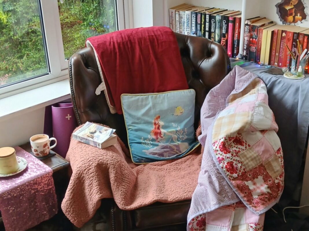 Το TikTok αναβιώνει το vintage reading corner