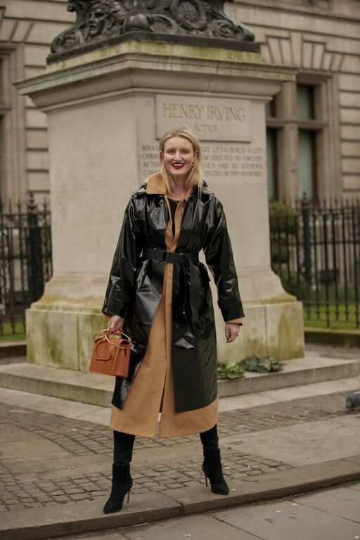 3 outfit για μέρα με βροχή που δείχνουν κομψά