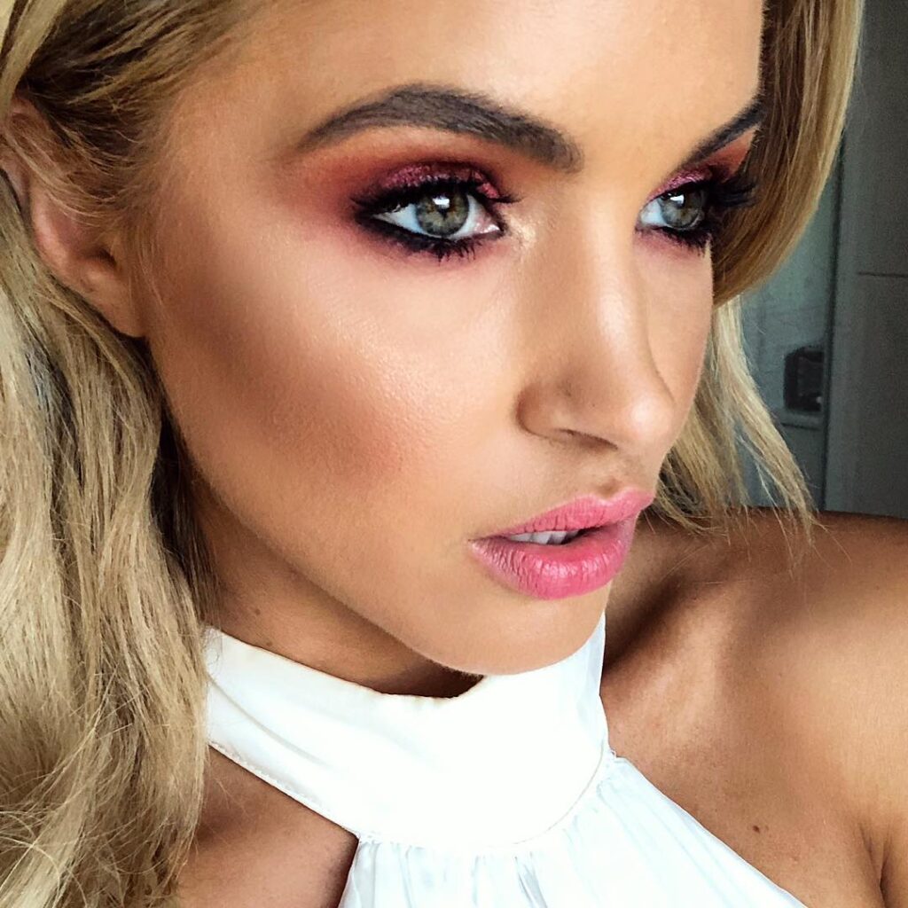 Berry και φωτεινά eye looks: Ροζ και μωβ σκιές με έμπνευση από τα 90s για γιορτινό μακιγιάζ