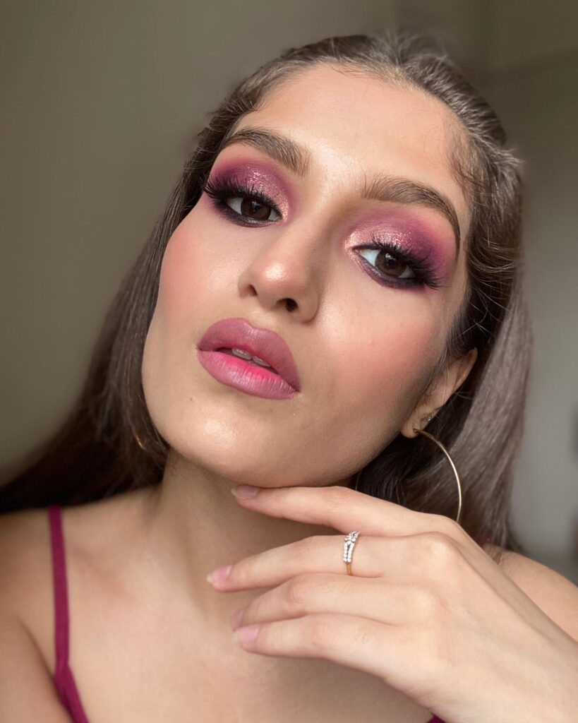 Berry και φωτεινά eye looks: Ροζ και μωβ σκιές με έμπνευση από τα 90s για γιορτινό μακιγιάζ