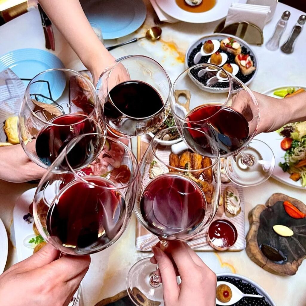 Προετοιμασία για βράδυ με φίλους στο σπίτι: Ιδέες για ποτά και φαγητό που φτιάχνουν ατμόσφαιρα