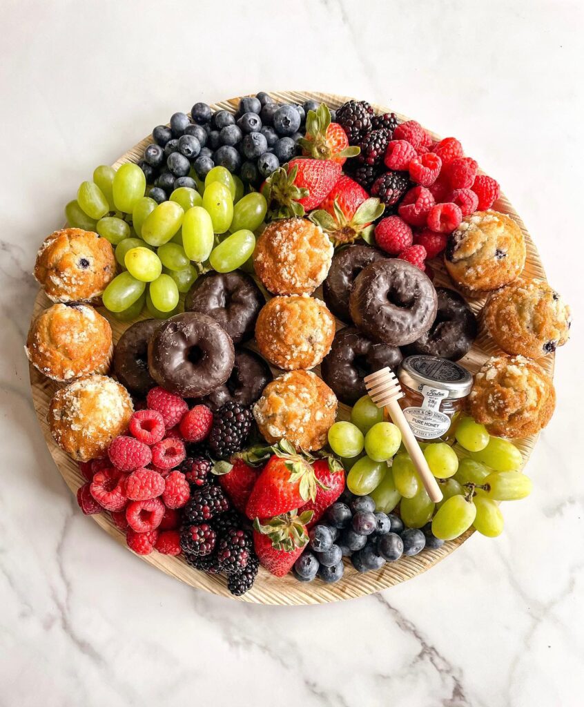 Festive board πρωινού με pancakes κανέλας, φρούτα και γιαούρτι