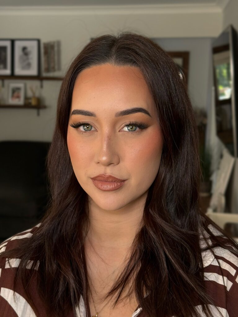 Φυσικό bronze μακιγιάζ που ζεσταίνει το πρόσωπο και χαρίζει υγιή λάμψη