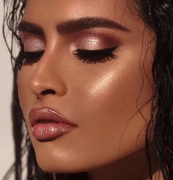 Φυσικό bronze μακιγιάζ που ζεσταίνει το πρόσωπο και χαρίζει υγιή λάμψη