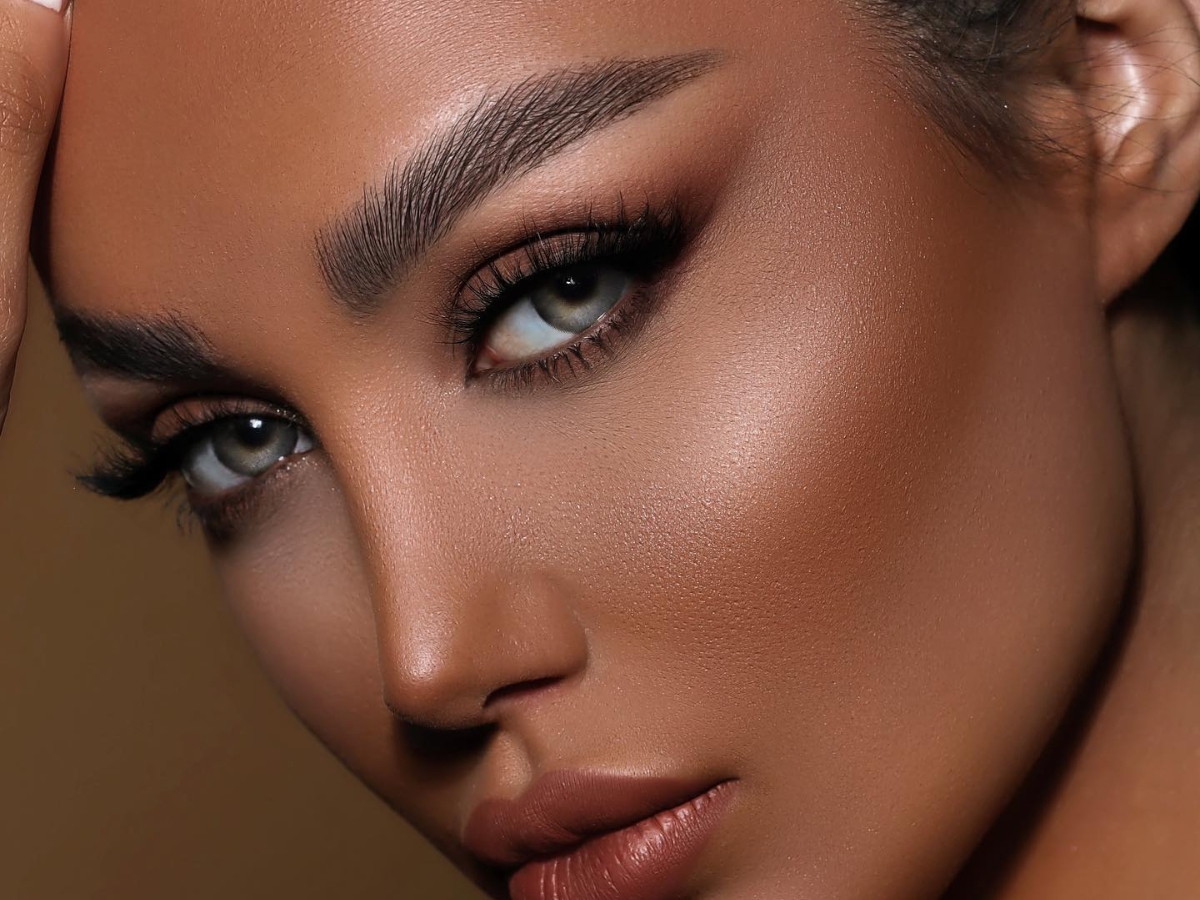 Φυσικό bronze μακιγιάζ που ζεσταίνει το πρόσωπο και χαρίζει υγιή λάμψη