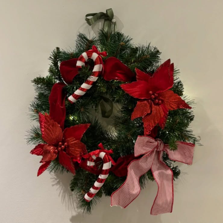 DIY χριστουγεννιάτικο στεφάνι candy cane με φυσικά κλαδιά και γλειφιτζούρια